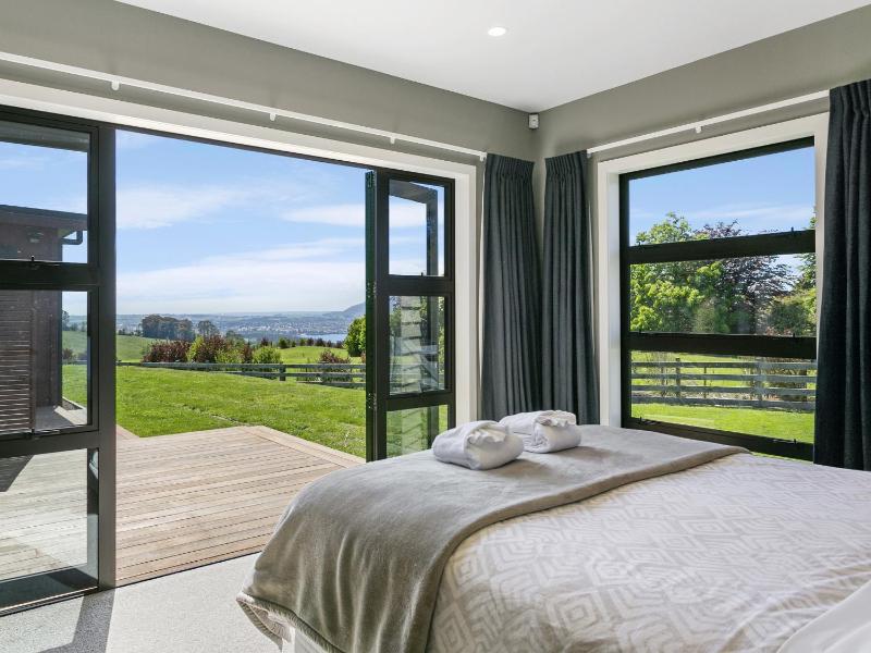 Lake Taupō Luxury Views with Spa Pool - image 30