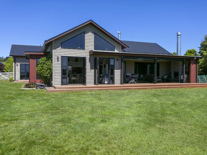 Lake Taupō Luxury Views with Spa Pool - image 19