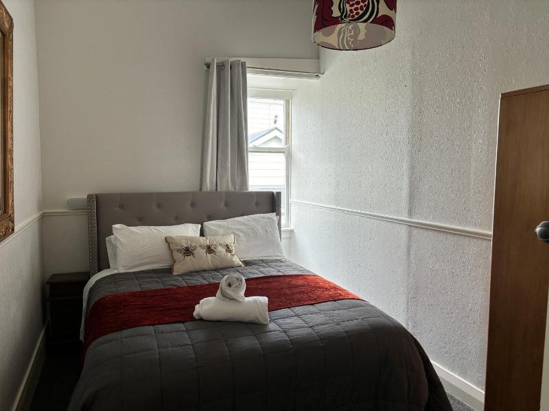 Deluxe Queen Room image 2