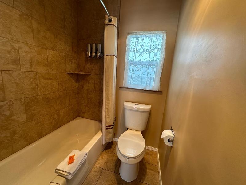 Queen Room image 2