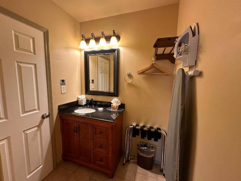 Queen Room with Two Queen Beds image 3