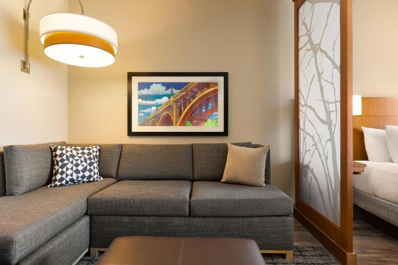 King Room with Sofa Bed - High Floor image 4