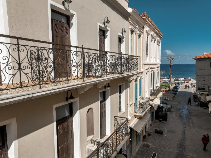 Deluxe Suite with Sea View image 2