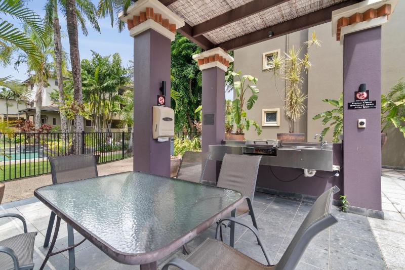 Lux Cairns - Tropical Stays Cairns - image 2
