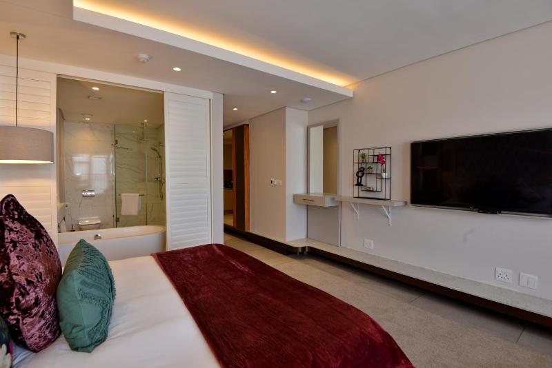 Houghton Suites - image 12