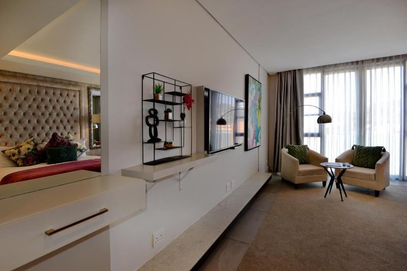Houghton Suites - image 4