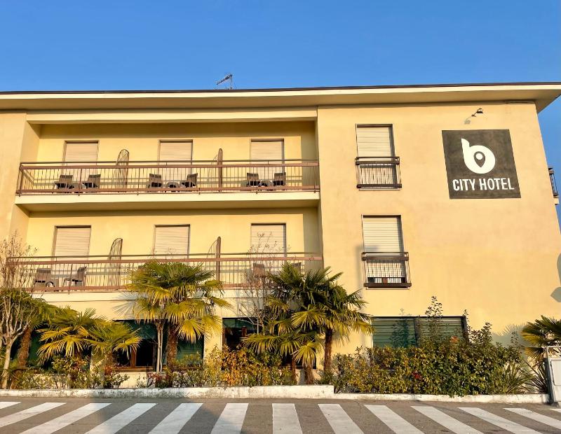 B City Hotel Bardolino - image 8