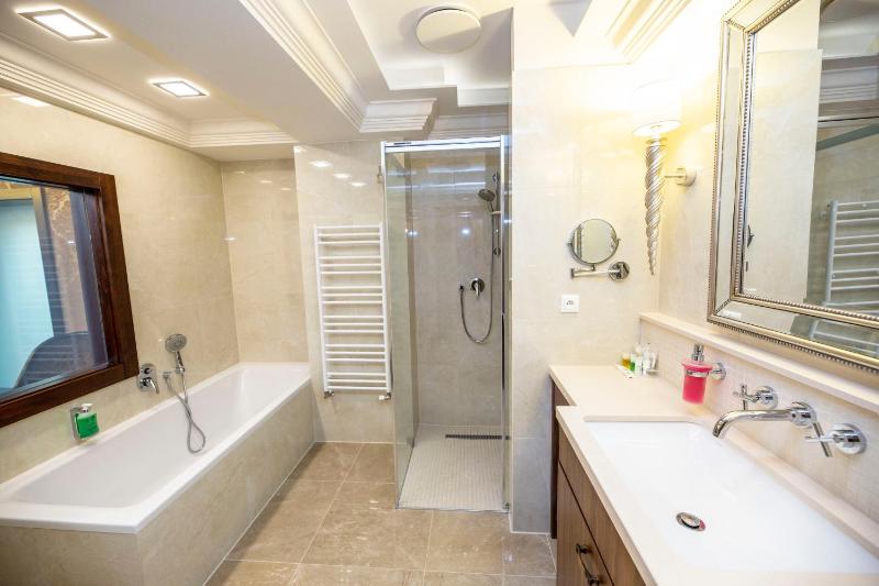 Three-Bedroom Suite image 4