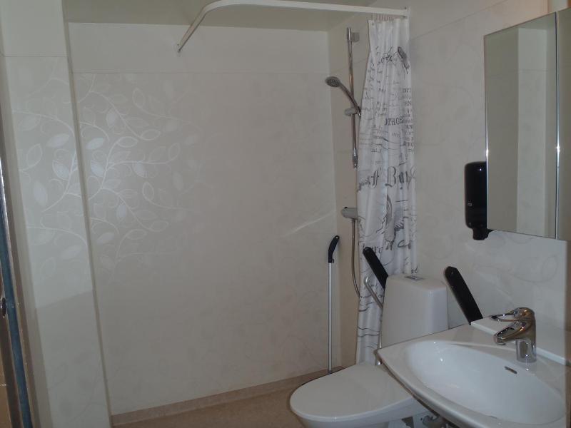 Economy Twin Room with Shower image 2