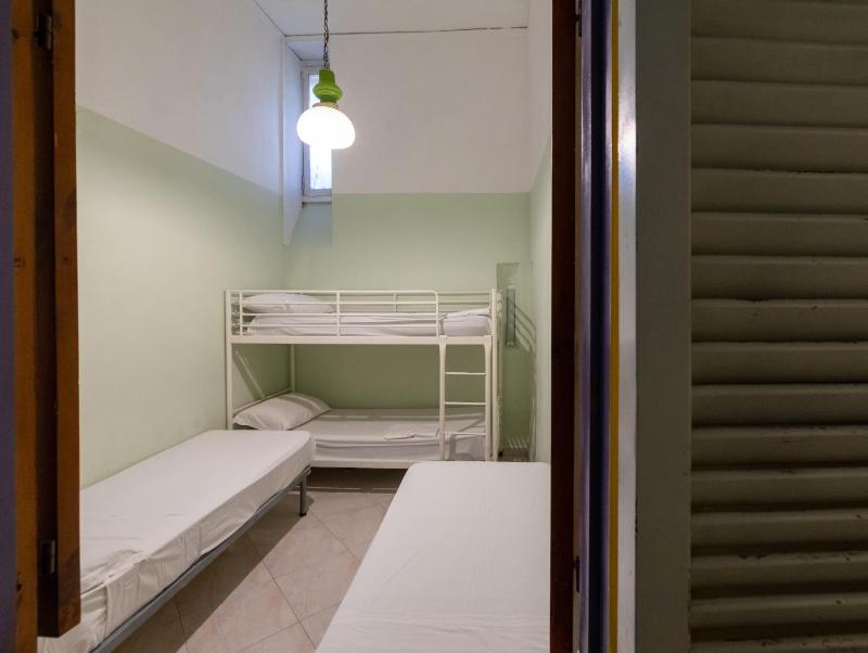 Basic Triple Room with Shared Bathroom image 3