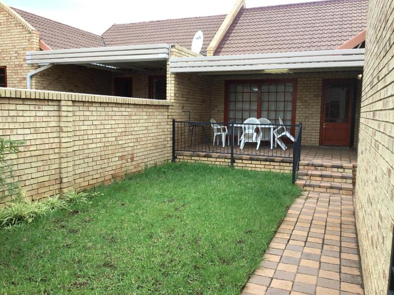 Cozy 2BR 2BR Townhouse Netflix Private Parking Great Location - image 4