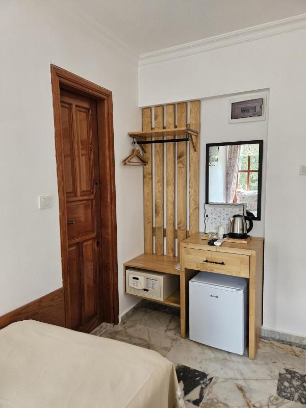 Economy Twin Room image 1