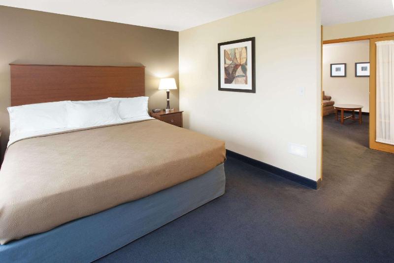 King Suite - Non-Smoking image 3