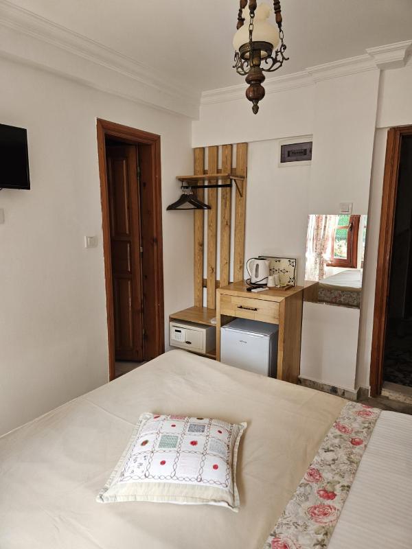 Economy Twin Room image 3