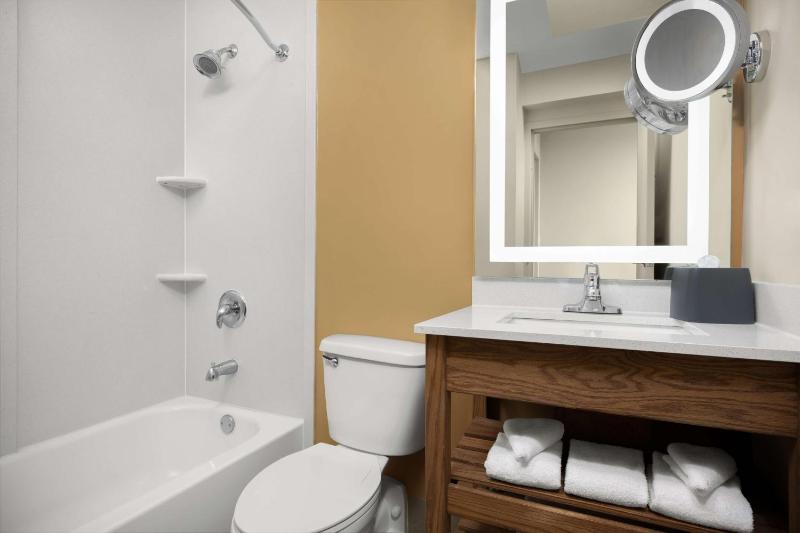 Double Room with Two Queen Beds and Bath Tub - Mobility and Hearing Access image 2