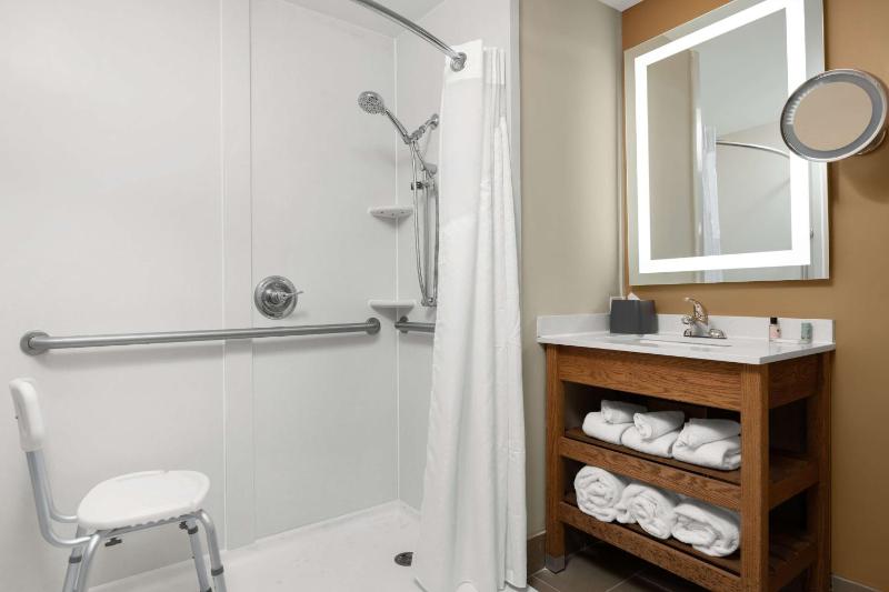 Queen Room with Two Queen Beds and Roll-In Shower - Mobility Accessible image 4