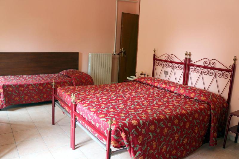 Standard Triple Room image 2