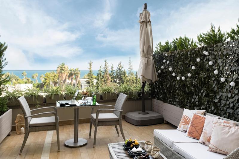 Deluxe Double Room with Balcony and Sea View image 1