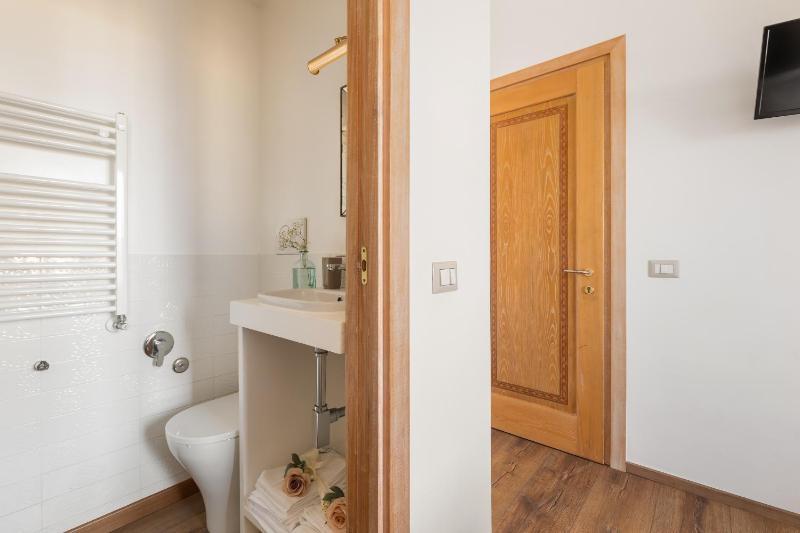 Twin Room image 4