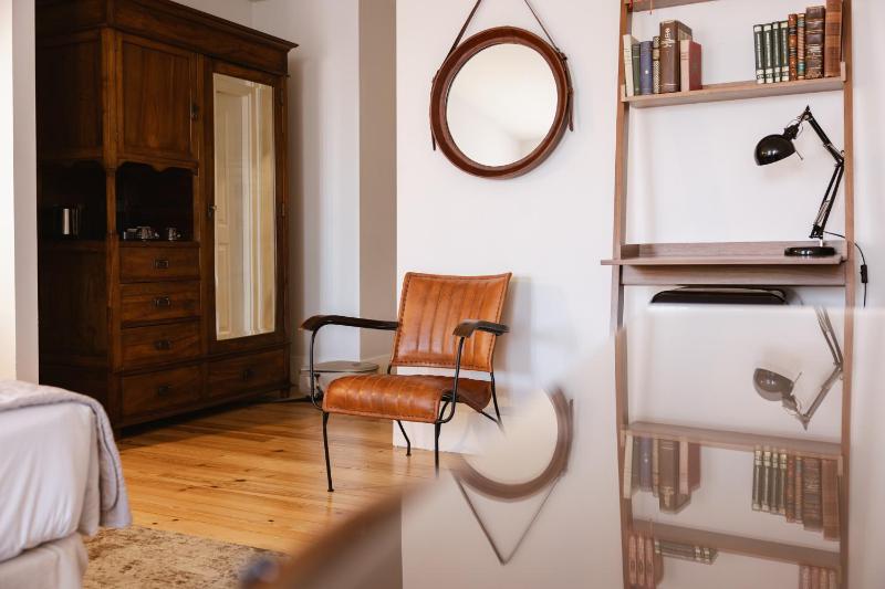 Deluxe King Room image 3