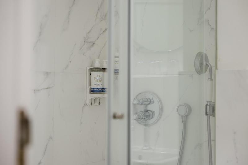 King Room with Garden View image 3