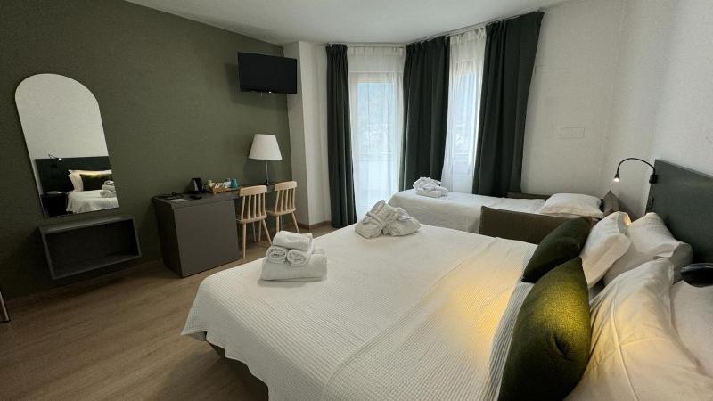 Standard Triple Room image 2