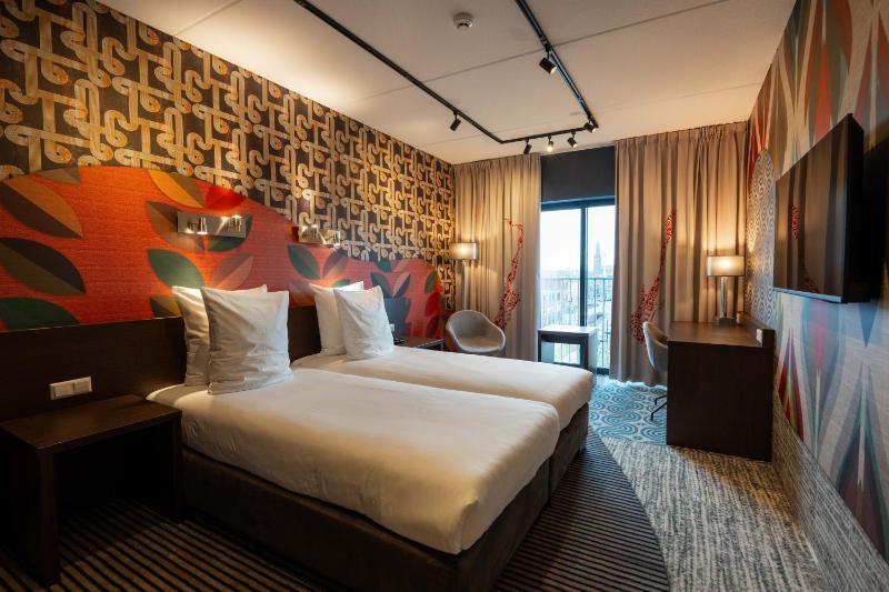 Standard Twin Room image 3