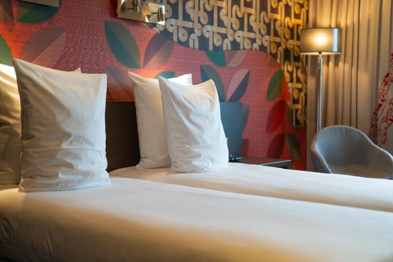 Standard Twin Room image 4
