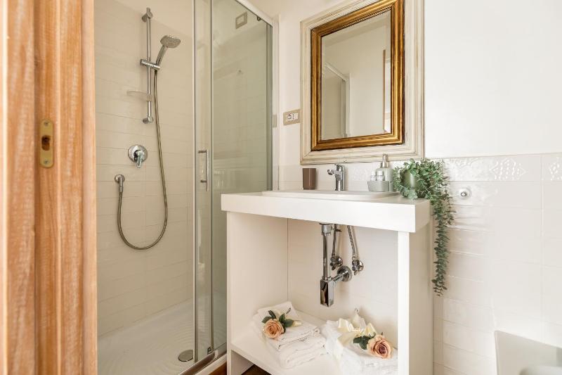 Deluxe Double Room with Sea View image 4