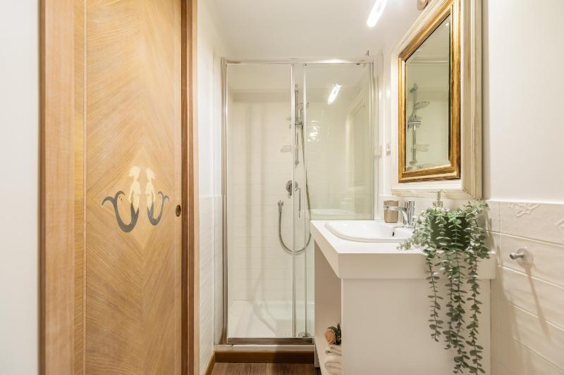 Deluxe Double Room with Sea View image 3