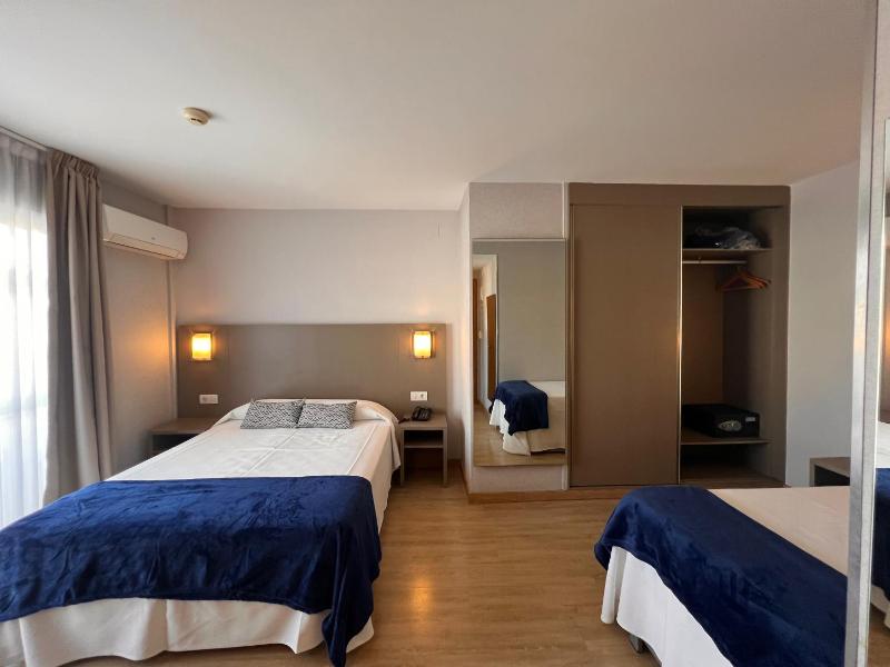 Quadruple Room with Terrace image 1