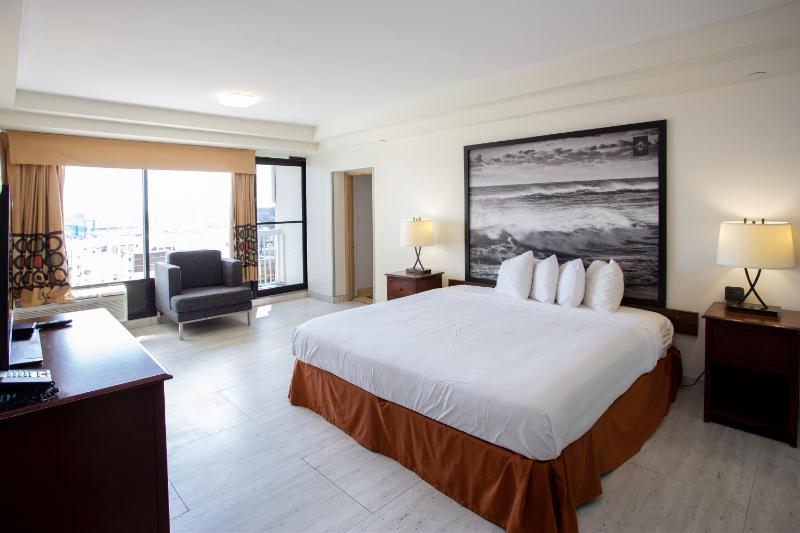 Deluxe King Room - Non-Smoking -Partial Ocean View image 3