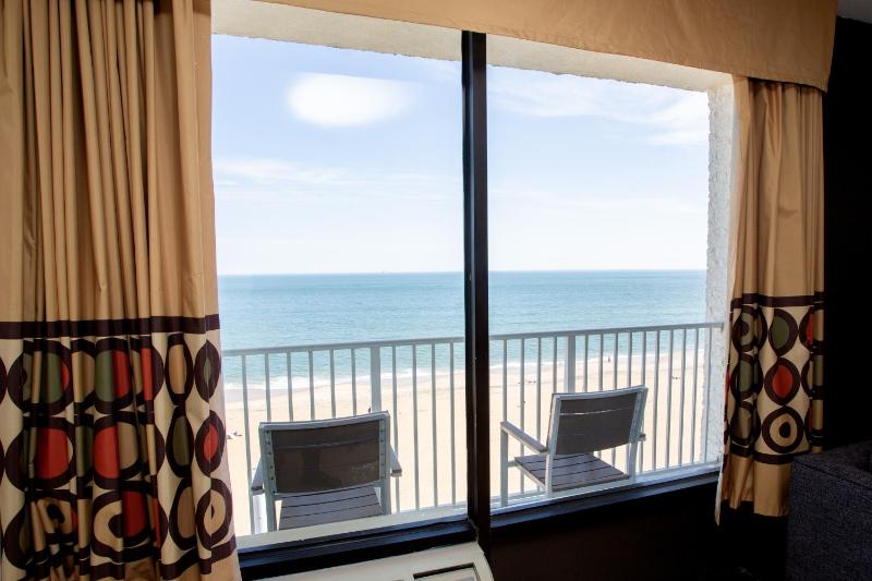Superior King Room - Non-Smoking - Oceanfront image 2