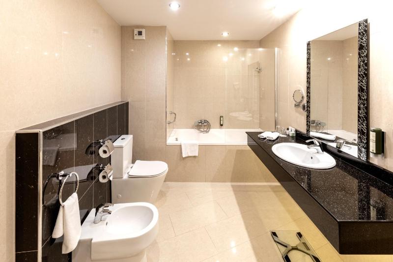 Standard Twin Room image 3