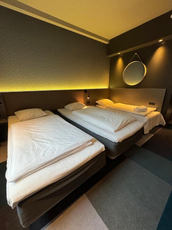 Twin Room with Extra Bed image 2