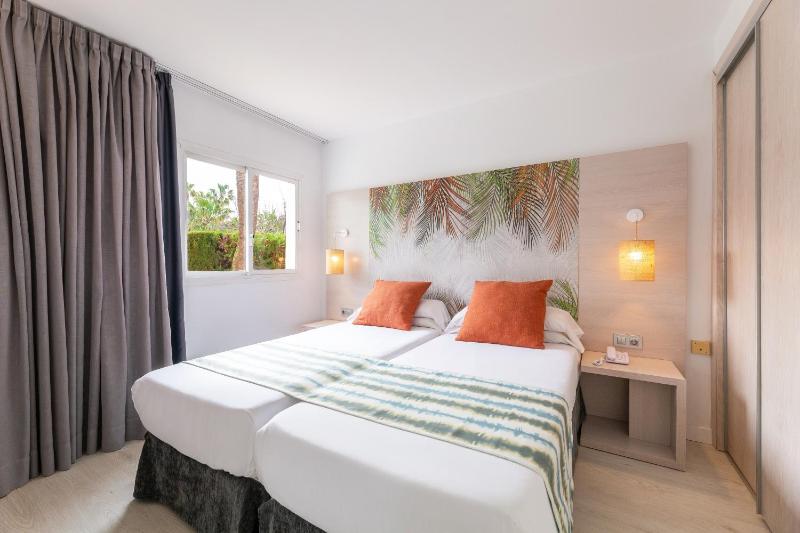 One-Bedroom Apartment with Balcony image 1