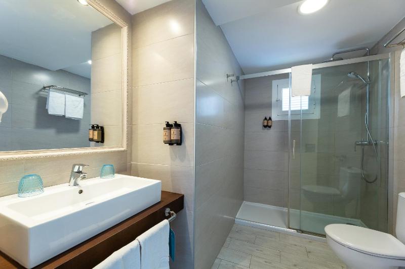One-Bedroom Apartment with Balcony image 4