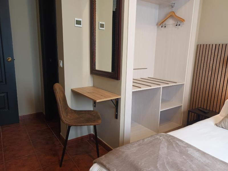 Basic Double Room image 3