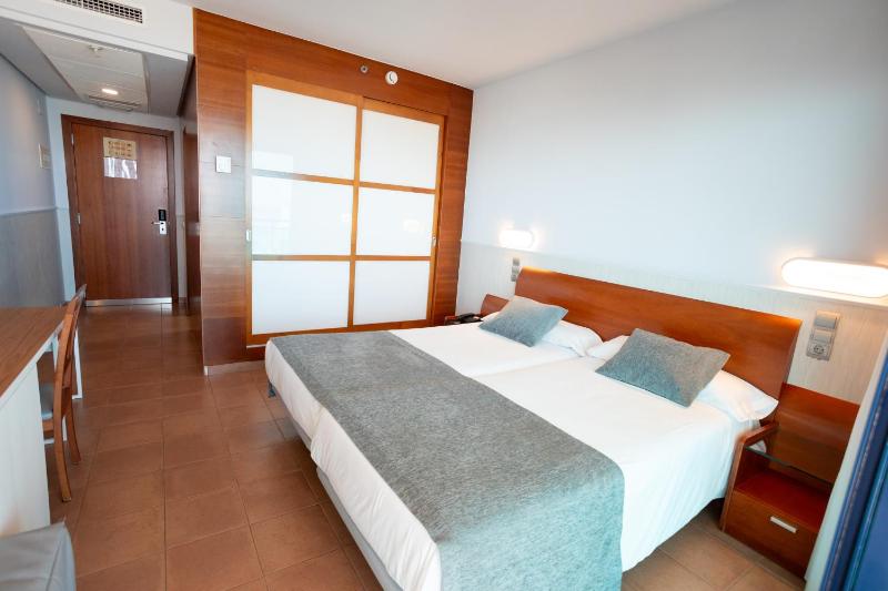 Twin Room (2 Adults + 1 Child) image 3