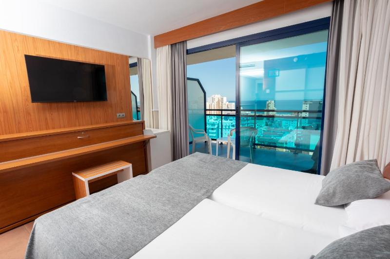 Standard Twin Room with Sea View image 2