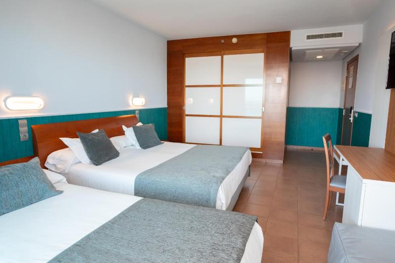 Twin Room (3 Adults) image 4