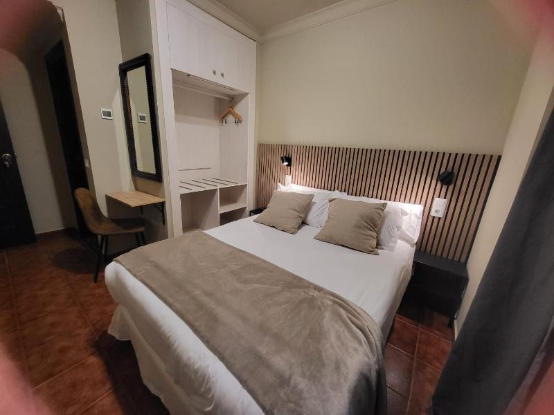 Basic Double Room image 2