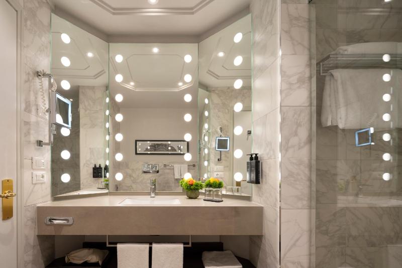 Executive Queen Room with One Queen Bed image 4