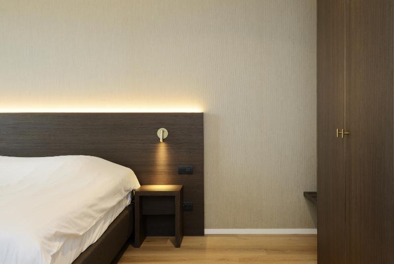 South wing room image 1