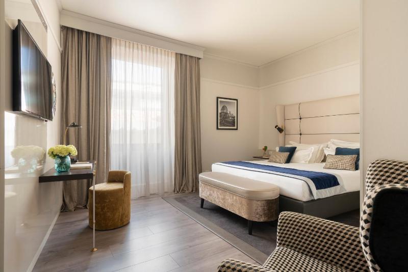 Executive Queen Room with One Queen Bed image 2