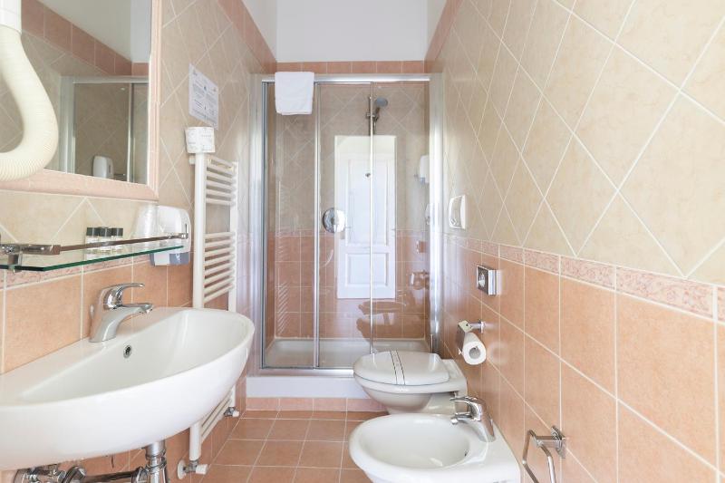 Superior Triple Room image 3