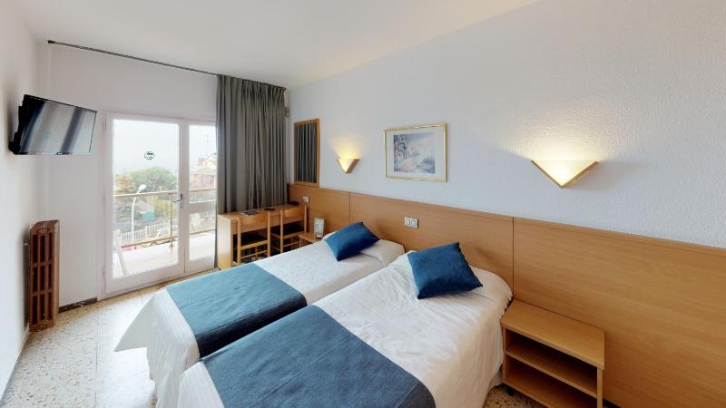 Economy Twin Room image 1