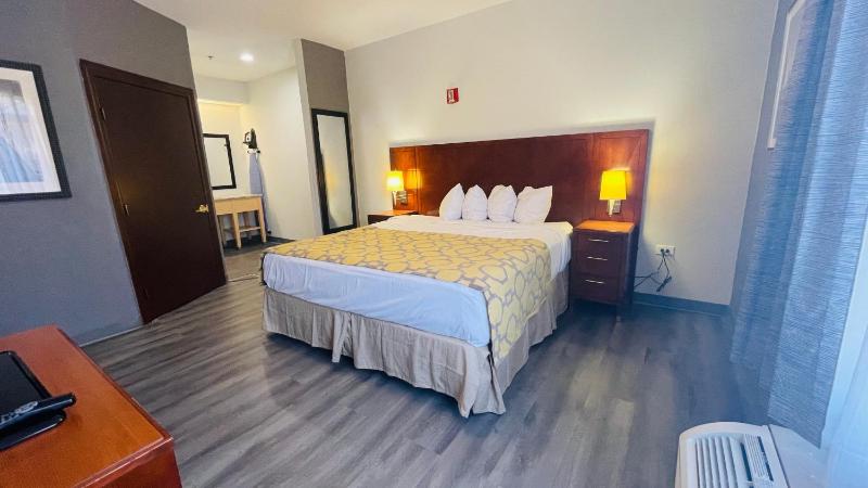 King Suite - Non-Smoking image 3