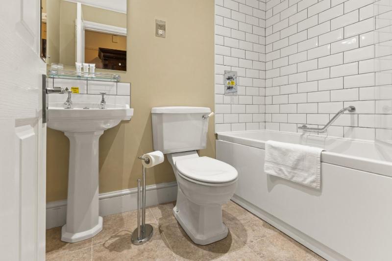 Twin Room image 3