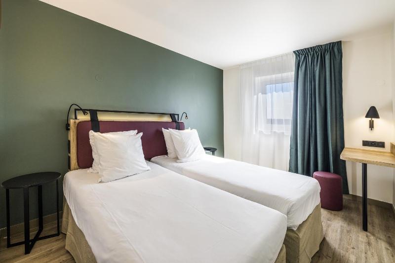 Double Room with 2 Single Beds image 4